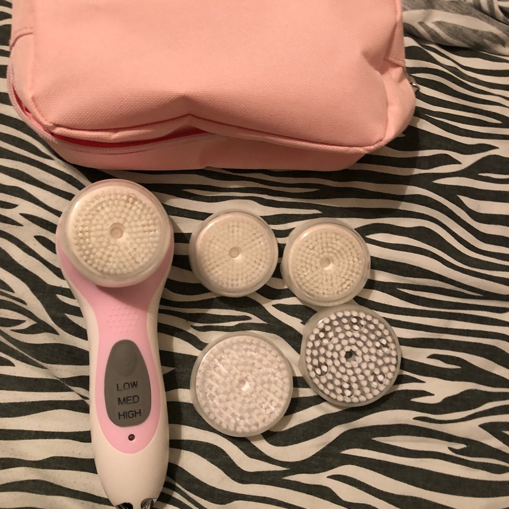 Face and feet exfoliating brushes